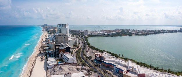 Vista aerea degli hotel di lusso a Cancun dalla spiaggia di Punta Norte in Messico. Resort di lusso situati proprio sulla riva del Mar dei Caraibi.