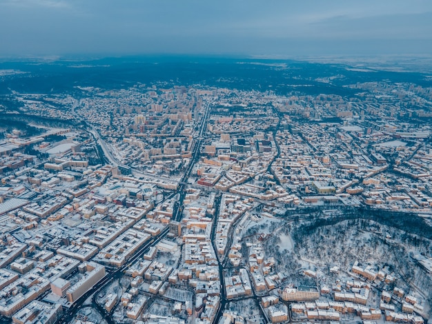 Vista aerea dei blocchi della città dello spazio della copia del centro di Leopoli innevati direttamente sopra