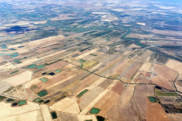Vista aerea dei campi coltivati in Sicilia
