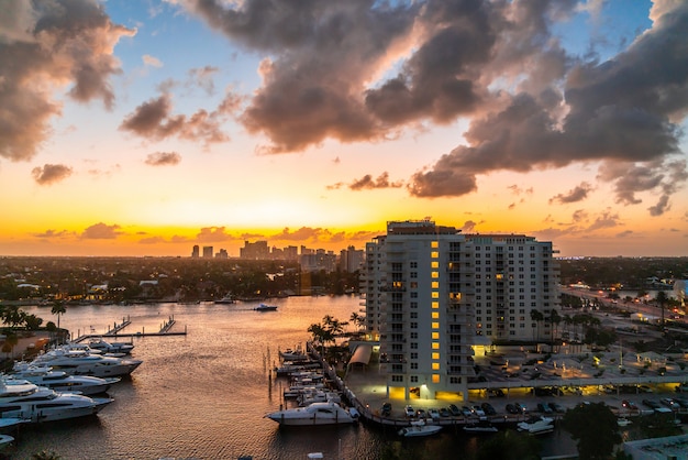 Vista aerea dei canali del canale navigabile di Fort Lauderdale, delle case residenziali e dell'orizzonte al tramonto