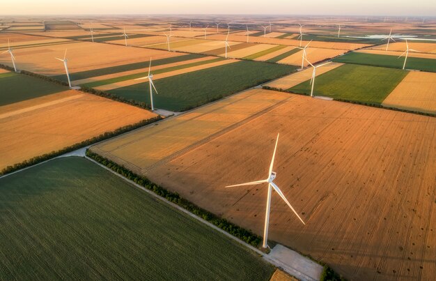 Vista aerea dei generatori di turbine eoliche nel campo