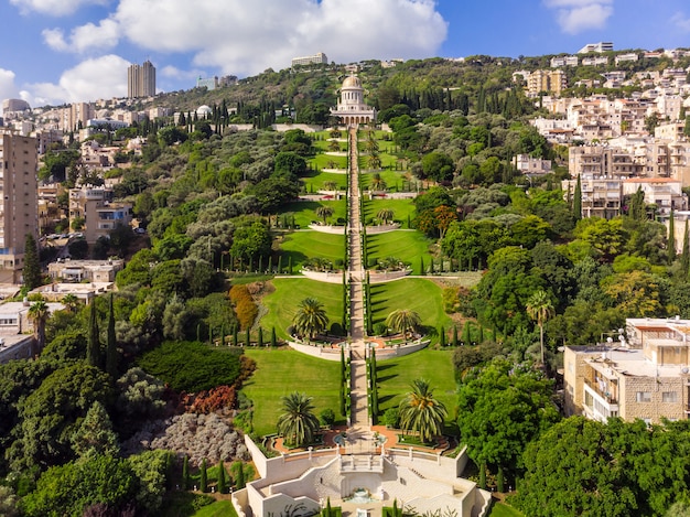 Vista aerea dei giardini di Baha'i con cielo blu