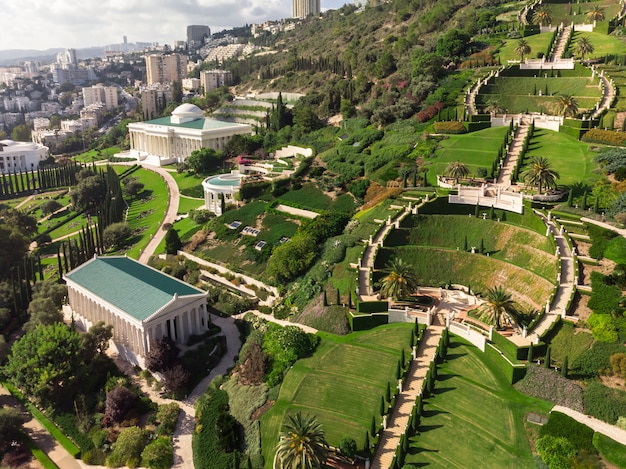 Vista aerea dei giardini di Baha'i il giorno luminoso