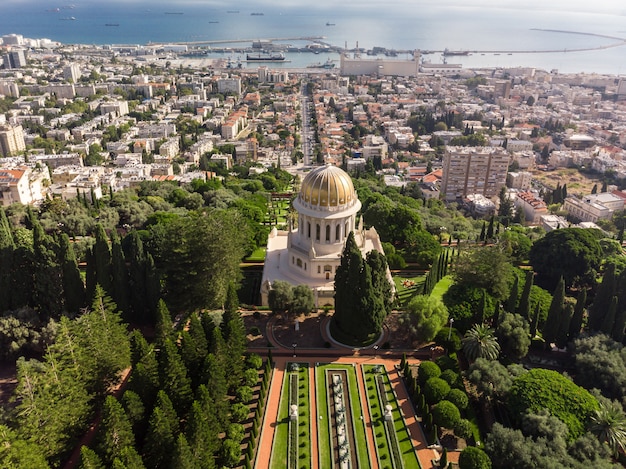 Vista aerea dei giardini di Baha'i il giorno luminoso