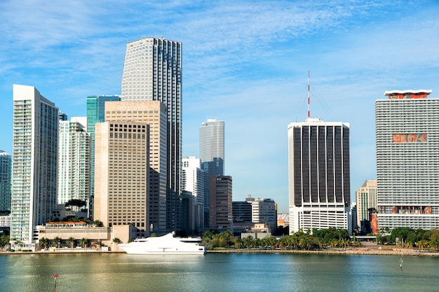 Vista aerea dei grattacieli di Miami con il cielo nuvoloso blu, yacht bianco attraccato al centro di Miami