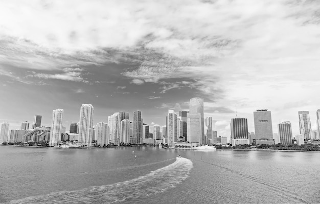 Vista aerea dei grattacieli di Miami con il cielo nuvoloso blu