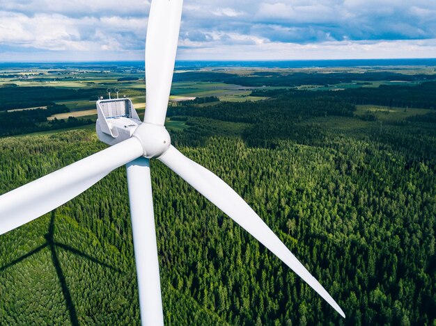 Vista aerea dei mulini a vento nella verde foresta estiva in Finlandia primo piano Turbine eoliche per l'energia elettrica con energia pulita e rinnovabile