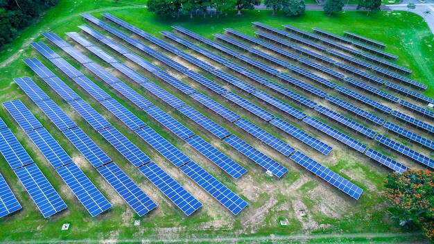 Vista aerea dei pannelli solari a Sao Jose dos Campos Brasile Molti pannelli di energia rinnovabile