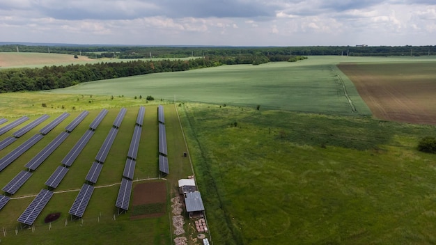 Vista aerea dei pannelli solari Cella solare dell'azienda agricola con luce solare. Volo del drone sul campo dei pannelli solari, concetto di energia alternativa verde rinnovabile.