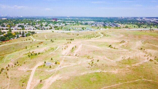 Vista aerea dei sentieri nel parco a spazio aperto in periferia.