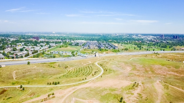 Vista aerea dei sentieri nel parco a spazio aperto in periferia.