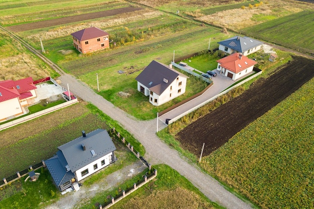 Vista aerea dei tetti domestici nell'area di quartiere rurale residenziale.