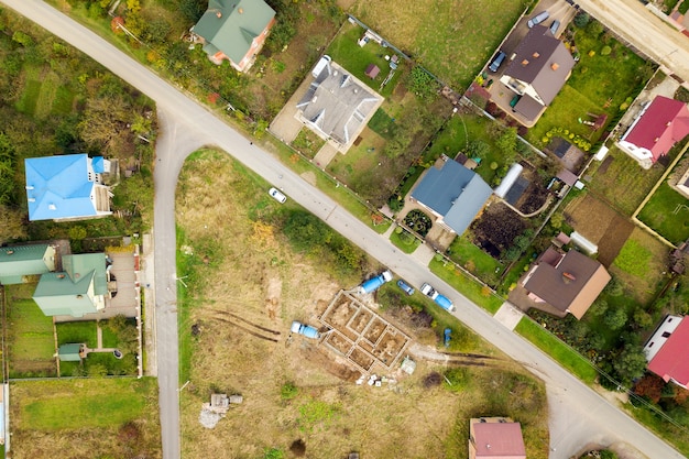 Vista aerea dei tetti domestici nell'area di quartiere rurale residenziale.