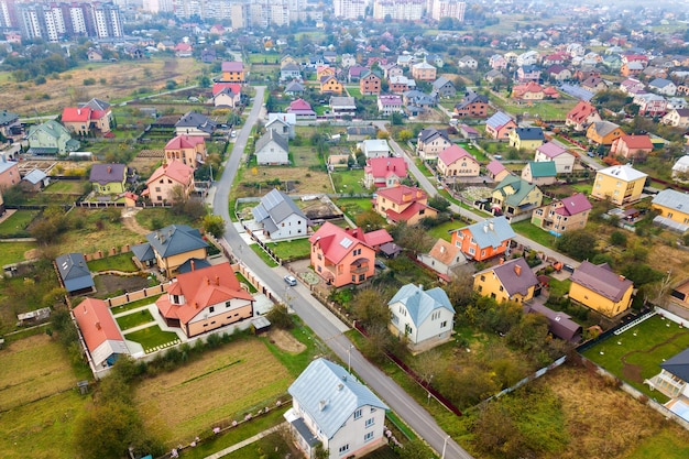 Vista aerea dei tetti domestici nell'area di quartiere rurale residenziale.