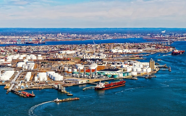 Vista aerea del bacino di carenaggio e della riparazione e di Port Newark e dei container di spedizione internazionali globali, Bayonne, New Jersey. NJ, Stati Uniti. Carico portuale. Staten Island con il terminal dei traghetti di St George, New York City