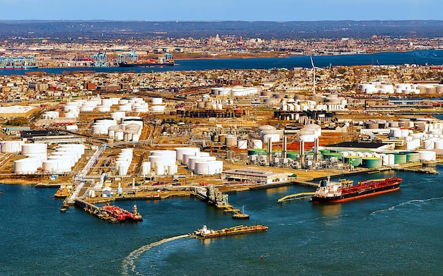 Vista aerea del bacino di carenaggio e riparazione e Port Newark e container di spedizione internazionali globali, Bayonne, New Jersey. NJ, Stati Uniti. Carico portuale. Staten Island con il terminal dei traghetti di St George, New York City