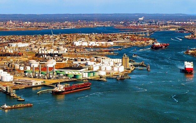 Vista aerea del bacino di carenaggio e riparazione e Port Newark e container di spedizione internazionali globali, Bayonne, New Jersey. NJ, Stati Uniti. Carico portuale. Staten Island con il terminal dei traghetti di St George, New York City