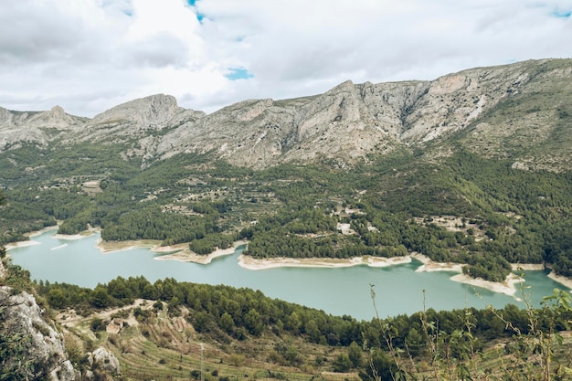 Vista aerea del bacino idrico di Guadalest tra le montagne in una giornata nuvolosa