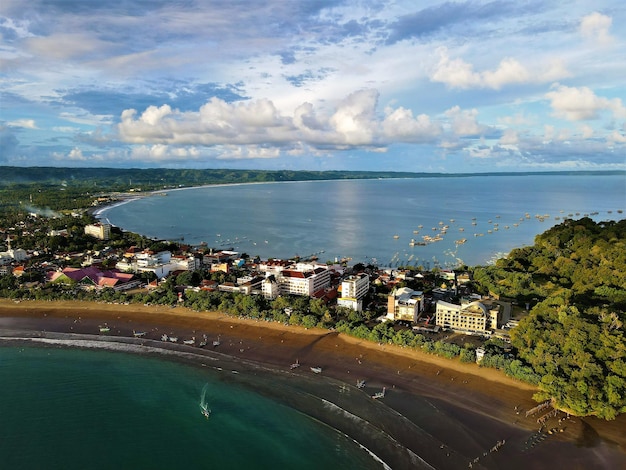 Vista aerea del bellissimo panorama della spiaggia per lo sfondo.