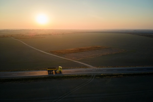 Vista aerea del camion da carico che guida su autostrada per il trasporto di merci Concetto di trasporto e logistica di consegna