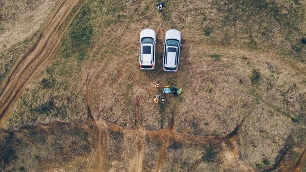 Vista aerea del campeggio due auto suv con sedie da campeggio. persone che riposano all'aperto. amici insieme attività