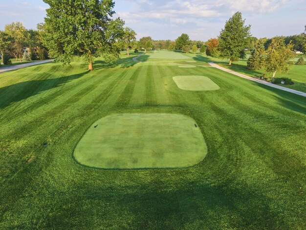 Vista aerea del campo da golf Serene con lussureggianti fairway e alberi a Fort Wayne