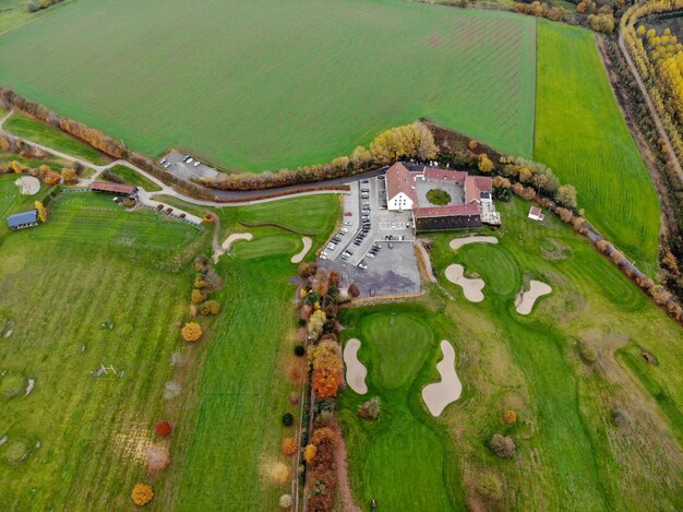 Vista aerea del campo da golf verde durante l'inverno nel sud del Belgio Europa