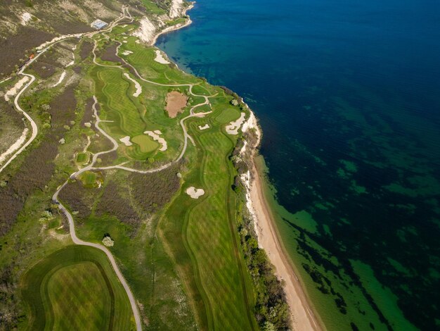 Vista aerea del campo da golf vicino al mare