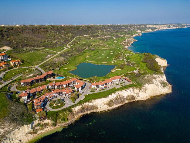 Vista aerea del campo da golf vicino al mare