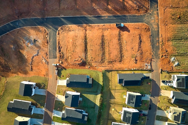 Vista aerea del cantiere con nuove case ben imballate nella Carolina del Sud Case familiari come esempio di sviluppo immobiliare nei sobborghi americani