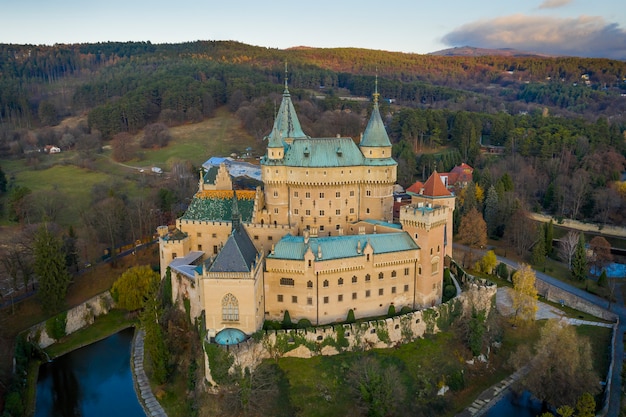 Vista aerea del castello di Bojnice in Slovacchia custodito dal suo fossato e circondato dalla foresta.