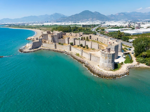 Vista aerea del castello di Mamure o castello di Anamur nella città di Anamur in Turchia