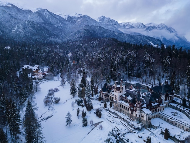 Vista aerea del castello di Peles in inverno Sinaia Romania