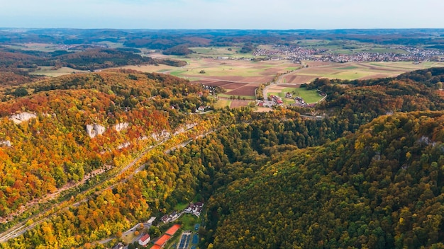 Vista aerea del castello medievale di Lichtenstein sull'autunno di montagna Baden-Wurttemberg Germania