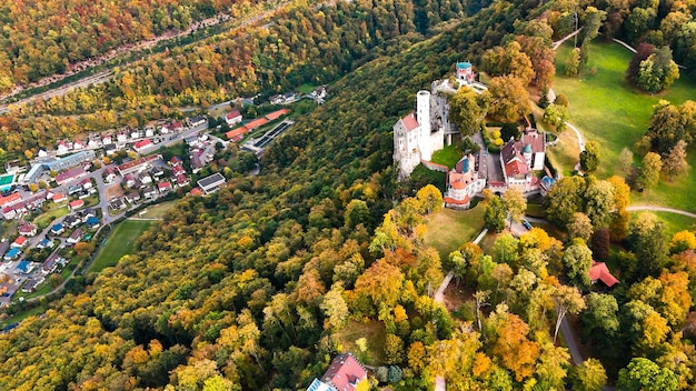 Vista aerea del castello medievale di Lichtenstein sull'autunno di montagna Baden-Wurttemberg Germania