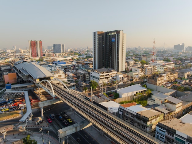 Vista aerea del centro di Bangkok Stazione ferroviaria Sky Auto sul traffico stradale e edifici Thailandia