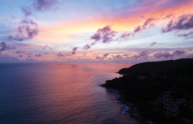 Vista aerea del cielo al tramontoNatura bellissima luce del tramonto o dell'alba sul mareScenario drammatico e maestoso colorato Cielo con incredibili nuvole e onde nel cielo al tramonto sfondo viola chiaro nuvola