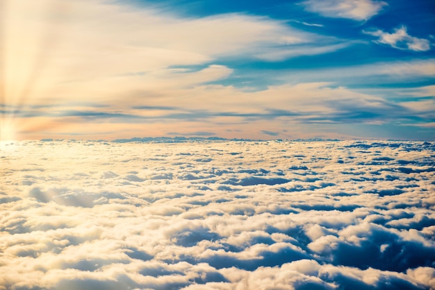 Vista aerea del cielo blu con strati di cumuli bianchi e soffici e cirri