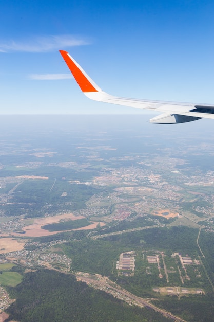 Vista aerea del cielo blu della nuvola e della vista dell&#39;ala dell&#39;aereo attraverso la finestra dell&#39;aeroplano.