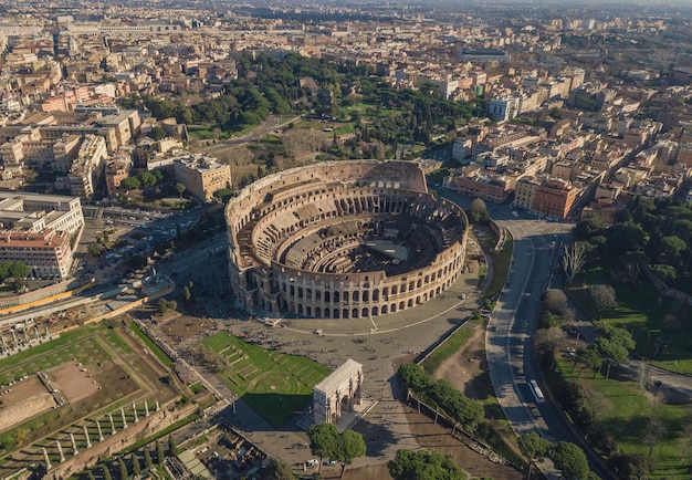 Vista aerea del Colosseo alla giornata di sole. Roma, Italia