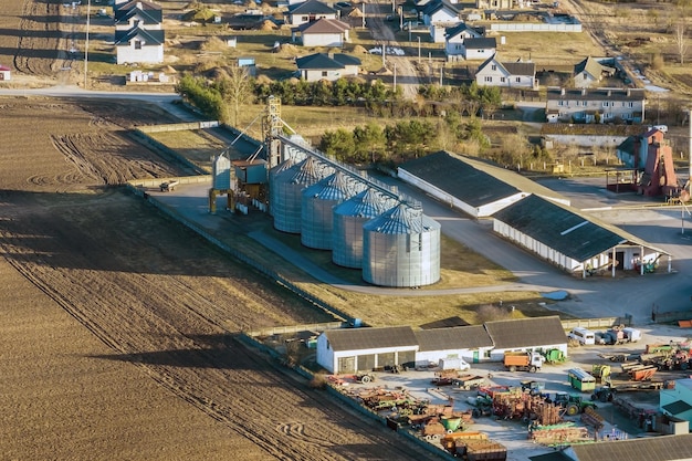 Vista aerea del complesso agroindustriale con silos e linea di essiccazione del grano