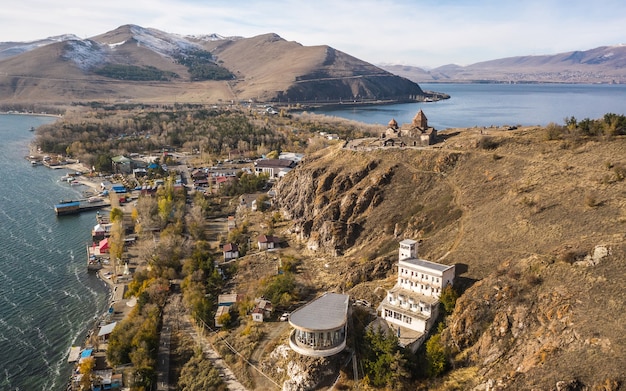 Vista aerea del complesso del monastero di Sevanavank sul lago Sevan in Armenia