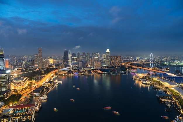 Vista aerea del distretto aziendale e della città di Singapore a penombra a Singapore, Asia.