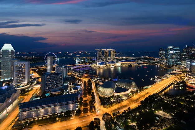 Vista aerea del distretto aziendale e della città di Singapore alla notte a Singapore, Asia.