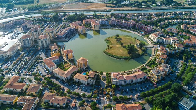 Vista aerea del distretto residenziale moderno e delle case da sopra, concetto del bene immobile