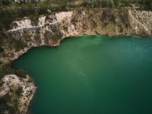 Vista aerea del drone Colonne di basalto Incredibile paesaggio industriale sul lago smeraldo in una cava allagata miniera a cielo aperto Miniera a cielo aperto con viaggio sul lago Ucraina