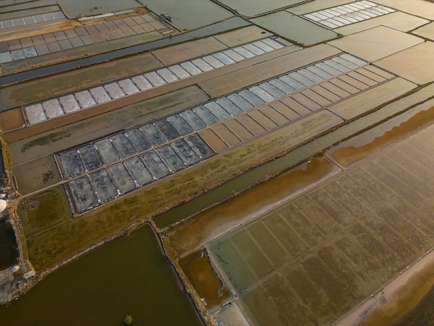 Vista aerea del drone dei campi di sale a Long Dien, il più grande produttore di sale marino di Vung Tau e le sue operazioni si basano su una tradizione millenaria di produzione di sale marino nel centro di Long Dien