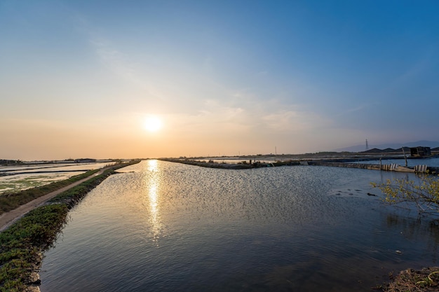 Vista aerea del drone dei campi di sale a Long Dien, il più grande produttore di sale marino di Vung Tau e le sue operazioni si basano su una tradizione millenaria di produzione di sale marino nel centro di Long Dien