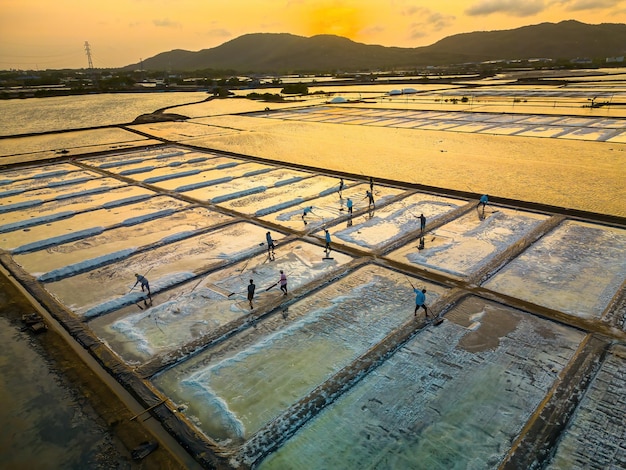 Vista aerea del drone dei campi di sale a Long Dien, il più grande produttore di sale marino di Vung Tau e le sue operazioni si basano su una tradizione millenaria di produzione di sale marino nel centro di Long Dien