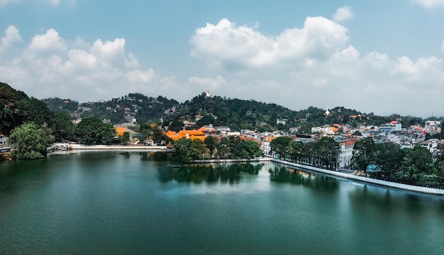 Vista aerea del drone del lago kandy e del famoso punto di riferimento del paese in sri lanka